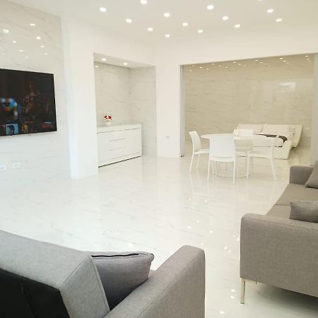 Elegant Basement Suite Орозеи Экстерьер фото
