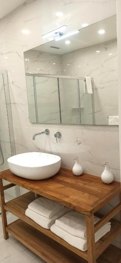 Elegant Basement Suite Орозеи Экстерьер фото