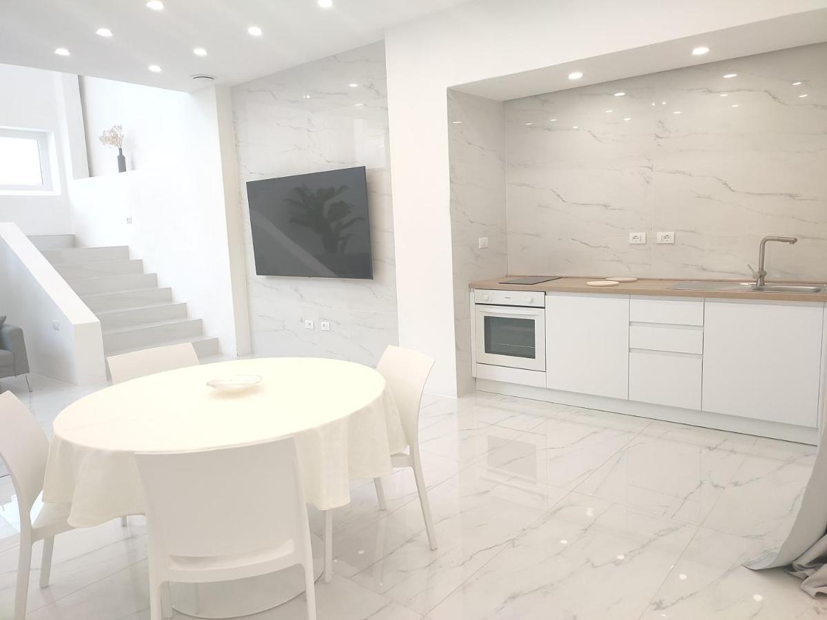 Elegant Basement Suite Орозеи Экстерьер фото